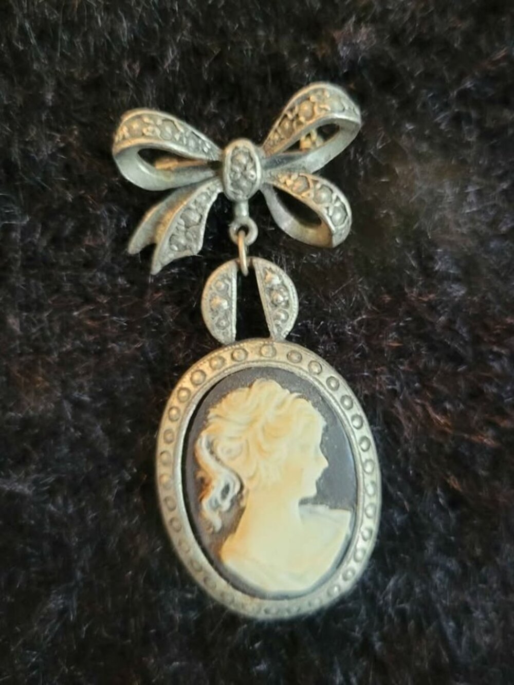 Vintage Cameo Dangle Brooch